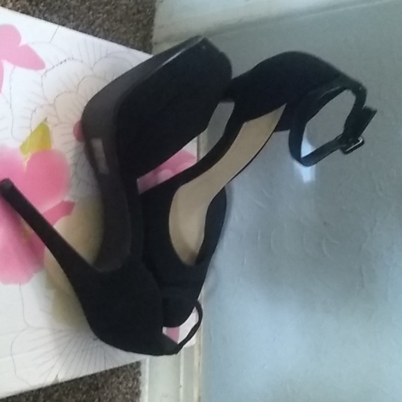 Women's dress casual club ankle-strap closed toe. - Picture 4 of 4